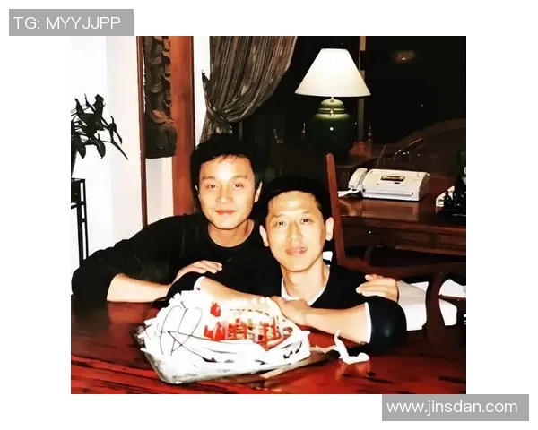 足球明星与粉丝亲密合影瞬间男士版头像打造真实感满满的回忆